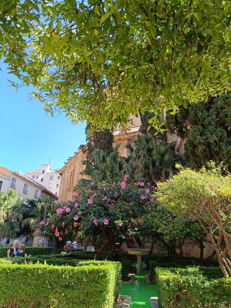 Dvorište ispred katedrale u Malagi